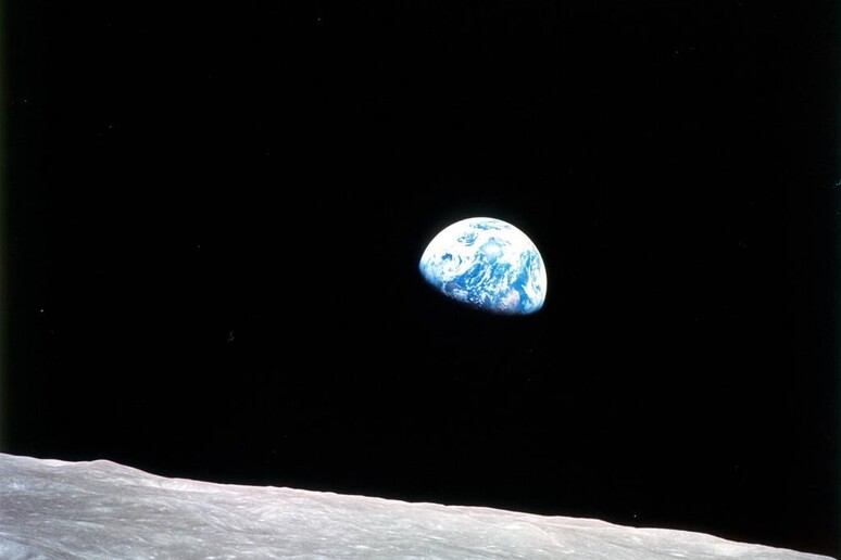 La foto ‘Earthrise’ scattata dall’astronauta William Anders nel 1968 dall 'orbita della Luna(fonte: Nasa) - RIPRODUZIONE RISERVATA