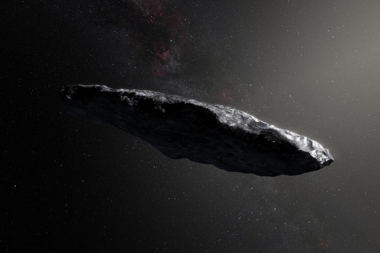 Rappresentazione artistica di Oumuama, probavilmente una cometa interstellare protetta da una spessa corazza di molecole organiche (fonte: ESO/M.Kornmesser) - RIPRODUZIONE RISERVATA