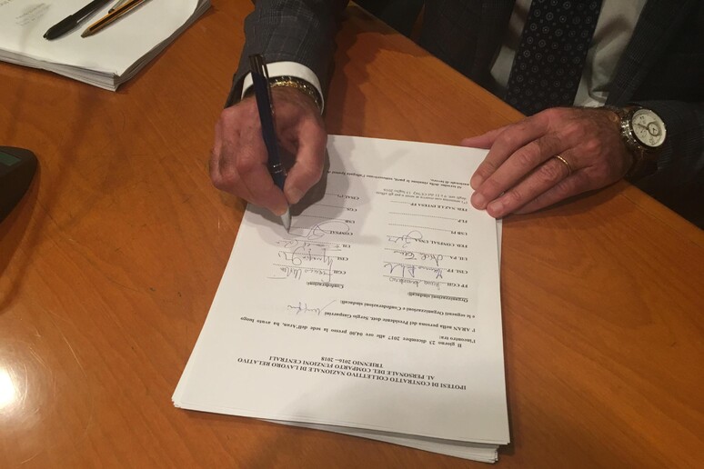 La firma del nuovo contratto degli statali - RIPRODUZIONE RISERVATA