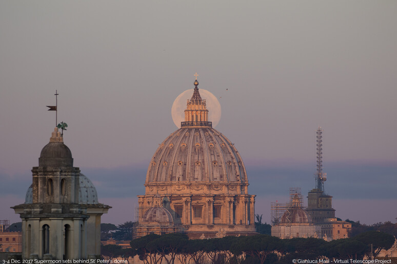 La superluna del 3 dicembre 2017 nel cielo di Roma (fonte: Gianluca Masi, Virtual Telescope Project) - RIPRODUZIONE RISERVATA