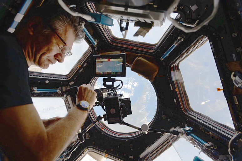 L 'astronauta Paolo nespoli nella cupola, la finestra panoramica della Stazione Spaziale (fonte: ESA/NASA) - RIPRODUZIONE RISERVATA