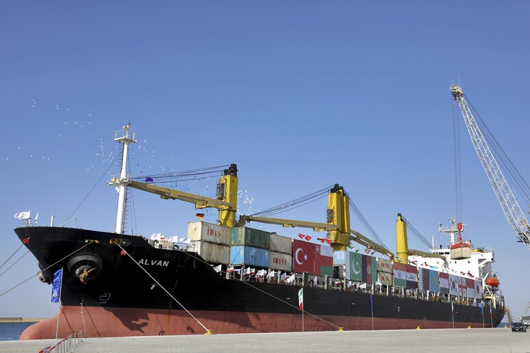 Una nave cargo nel porto di Chabahar sul Golfo dell 'Oman, le cui potenzialità sono state triplicate dalla costruzione di nuove strutture © ANSA/AP