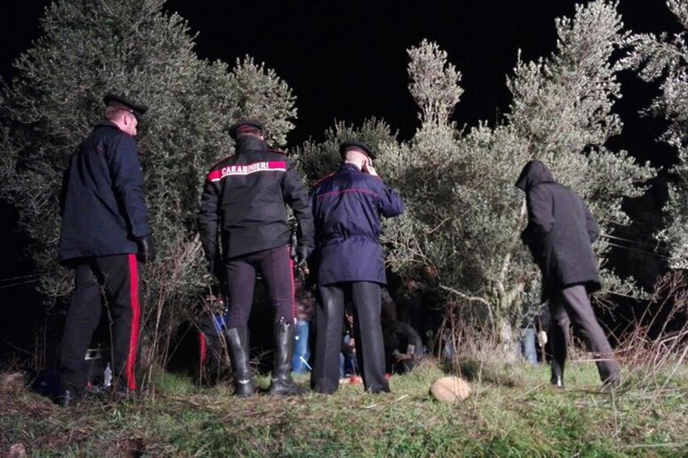 Inquirenti sul luogo dove il corpo di una donna fatto a pezzi stato ritrovato a Valeggio sul Mincio  (Verona), in localita ' Gardone - RIPRODUZIONE RISERVATA