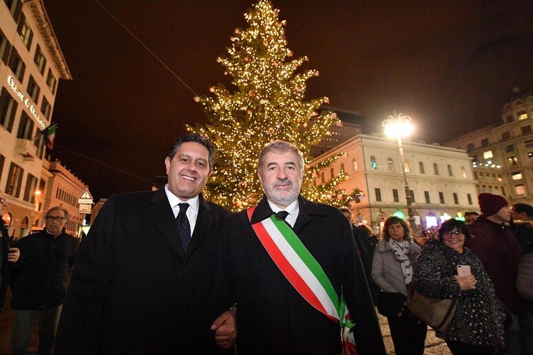 Natale: al via festeggiamenti, acceso albero De Ferrari - RIPRODUZIONE RISERVATA