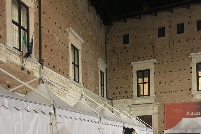 Stand della porchetta fin sotto Palazzo ducale a Urbino - RIPRODUZIONE RISERVATA