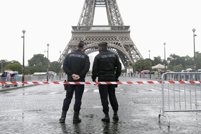 Polizia francese davanti alla Tour Eiffel - RIPRODUZIONE RISERVATA