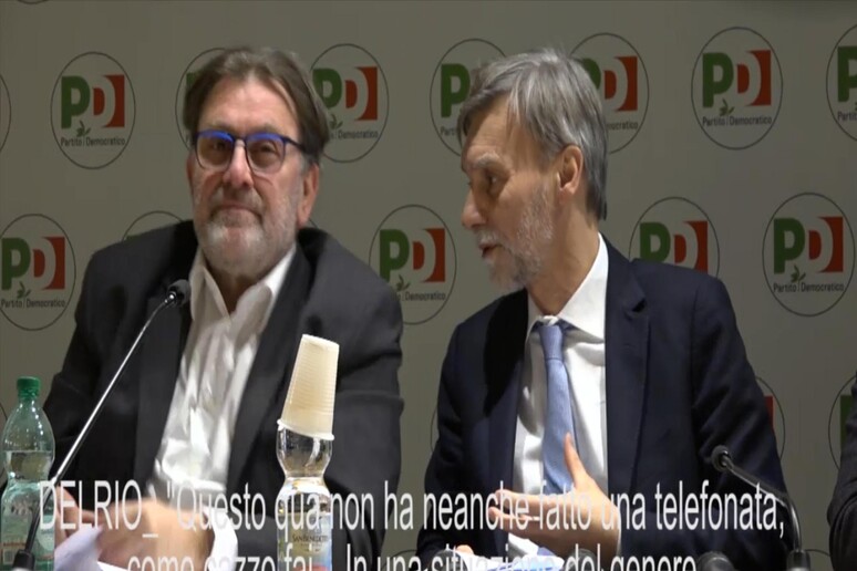 Graziano Delrio e Michele Meta durante il convegno dal quale è stato tratto un fuorionda del ministro contro Renzi - RIPRODUZIONE RISERVATA