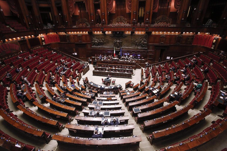 L 'Aula della Camera durante il dibattito sulla questione di fiducia che il governo ha posto sul decreto legge Milleproroghe - RIPRODUZIONE RISERVATA