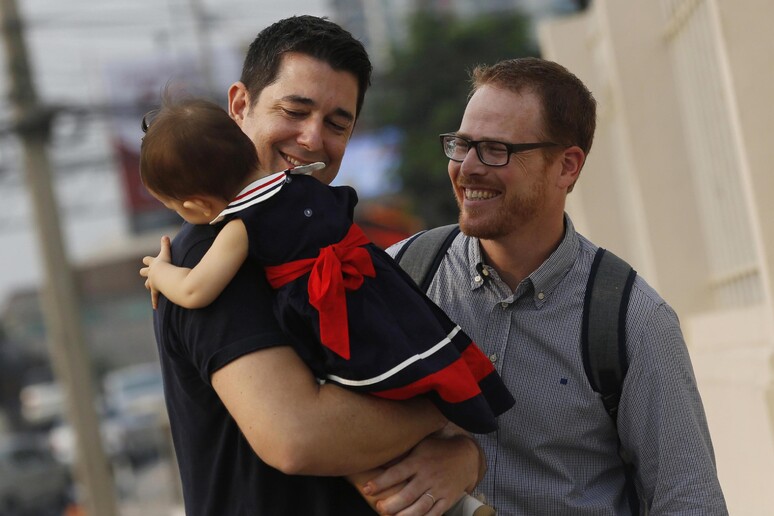 Thailandia: affidata a due gay bimba nata da madre surrogata © ANSA/AP