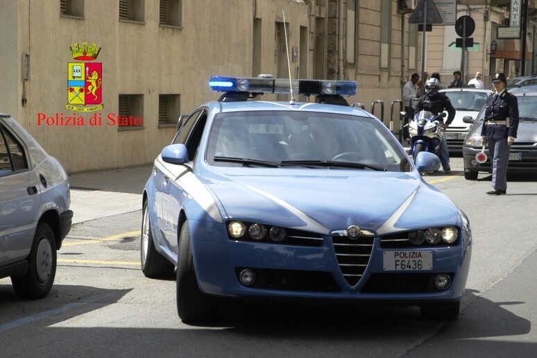 automobile Polizia di Stato - RIPRODUZIONE RISERVATA