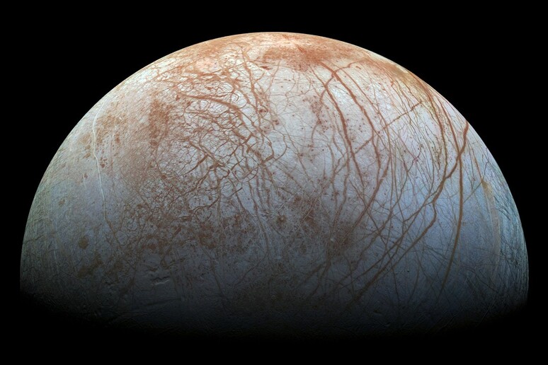 Un 'immagine di Europa la luna di Giove che nasconde un oceano ghiacciato (fonte: NASA/JPL-Caltech/SETI Institute) - RIPRODUZIONE RISERVATA