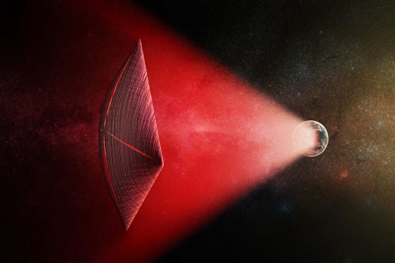 Rappresentazione artistica di una vela intergalattica spinta da un fascio di lampi radio (in rosso) generato dalla superficie di un pianeta (fonte: M. Weiss/CfAClose) - RIPRODUZIONE RISERVATA