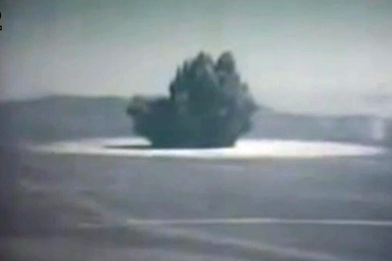 Un fermo immagine dei test nucleari americani su YouTube - RIPRODUZIONE RISERVATA