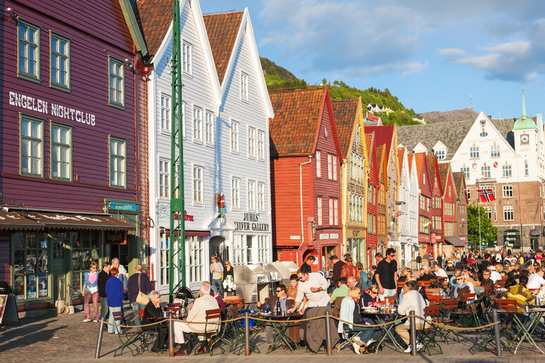 Vita all 'aperto  nella città di Bryggen a Bergen, Norvegia. photo TT iStock. - RIPRODUZIONE RISERVATA