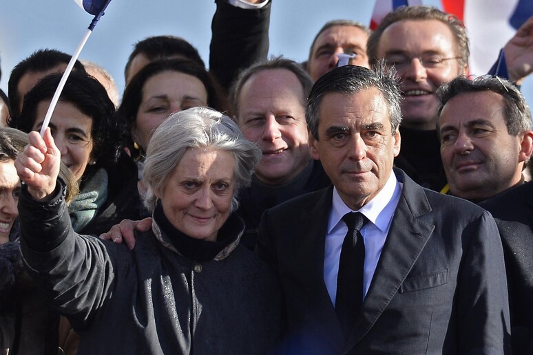 Penelope Fillon (s) con il marito Francois Fillon, candidato dei Républicains alle presidenziali francesi © ANSA/EPA
