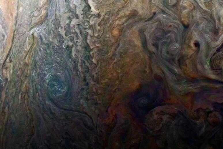 Tempeste di  'colori ' su Giove, scatti da sonda Juno (fonte: NASA/JPL-Caltech/SwRI/MSSS/Roman Tkachenko) - RIPRODUZIONE RISERVATA