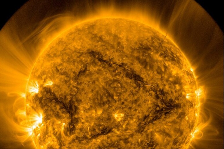 L 'atmosfera del Sole  'irrequieta ' come quella della Terra (fonte: SDO, NASA) - RIPRODUZIONE RISERVATA