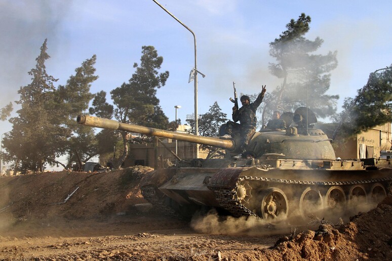 Combattimenti nei pressi di Raqqa © ANSA/AP