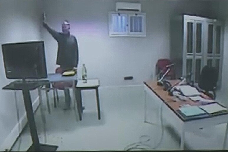 Un frame da un video di Rai News 24 che mostra Massimo Carminati, in collegamento da Parma, che fa  il saluto romano (archivio) - RIPRODUZIONE RISERVATA