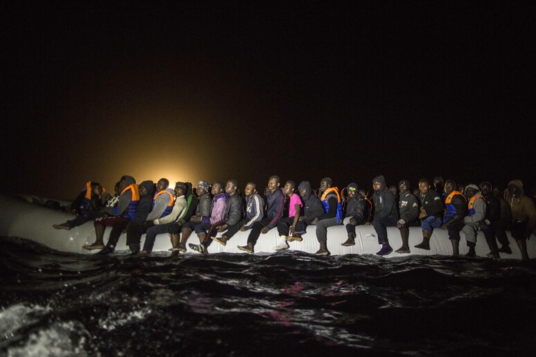 Rifugiati su un barcone partito dalle coste libiche in una foto d 'archivio © ANSA/AP