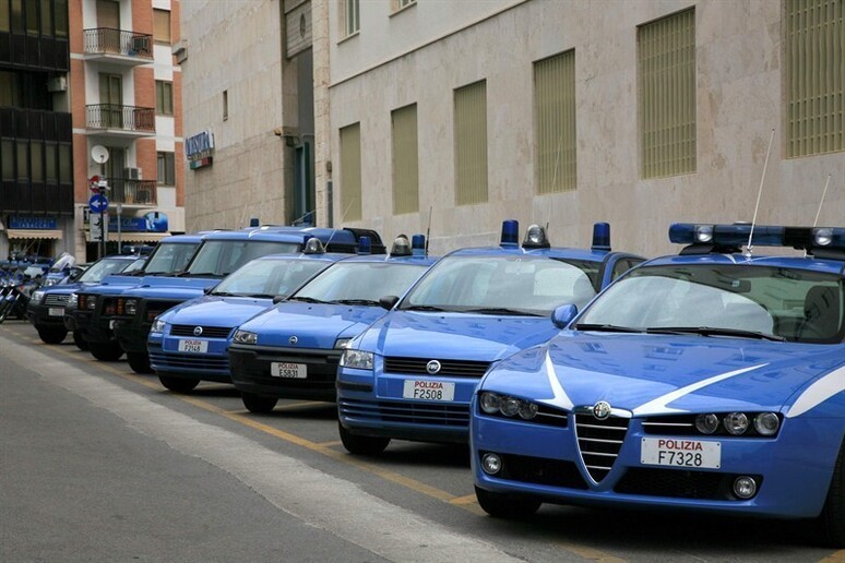 Cagliari questura auto polizia - RIPRODUZIONE RISERVATA