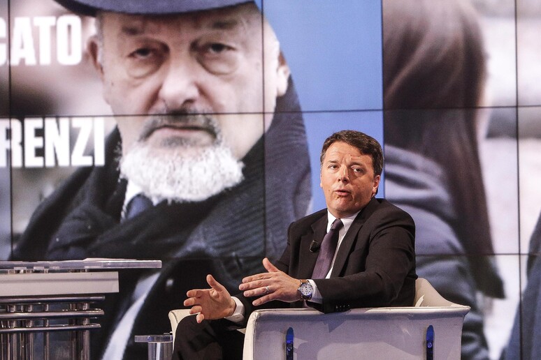 Matteo Renzi con alle spalle una immagine del padre in una foto d 'archivio di una registrazione di  'Porta a Porta ' - RIPRODUZIONE RISERVATA