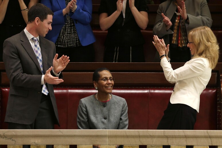 Sheila Abdus Salaam applaudita il giorno della sua riconferma alla Corte di Appello di New York © ANSA/AP