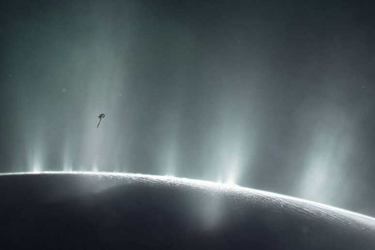 Il  'tuffo ' della sonda Cassini fatto nel 2015 nei geyser di Encelado, la luna di Saturno che nasconde un oceano sotto la superficie ghiacciata (fonte: NASA/JPL-Caltech) - RIPRODUZIONE RISERVATA