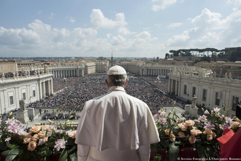 Papa Francesco nel giorno di Pasqua - RIPRODUZIONE RISERVATA