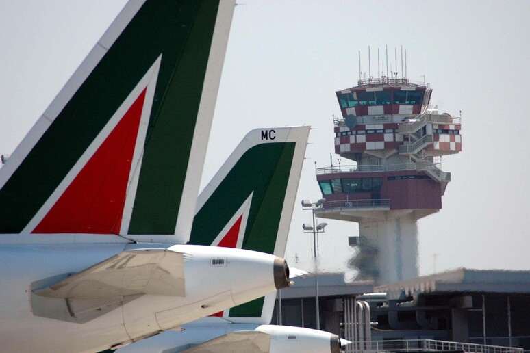 Due aerei Alitalia a Fiumicino, archvio - RIPRODUZIONE RISERVATA