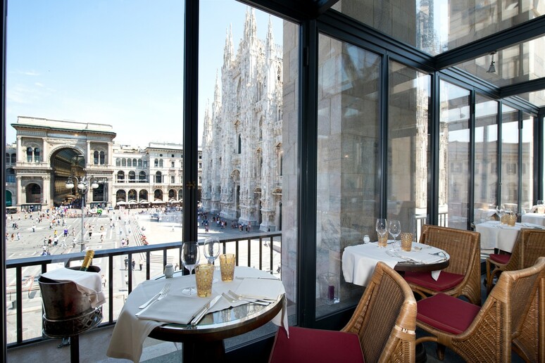 Tavolini con vista sul Duomo nel ristorante Giacomo Arengario del museo del Novecento di Milano - RIPRODUZIONE RISERVATA