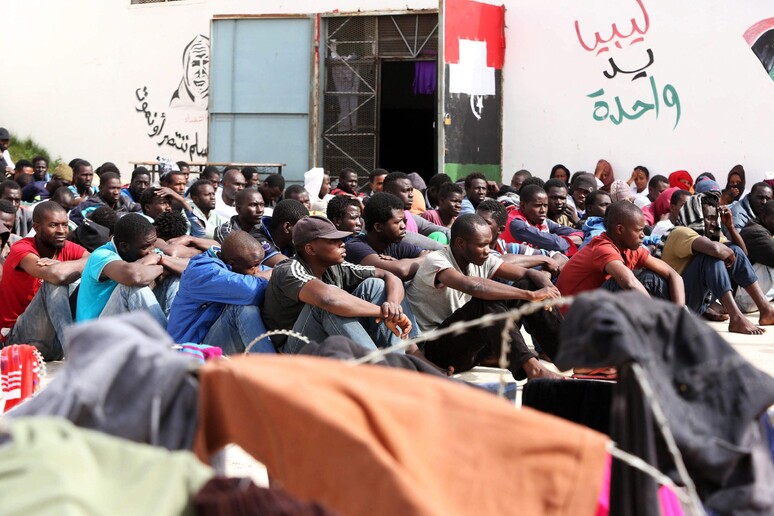 Rifugiati in un centro di detenzione in Libia -     RIPRODUZIONE RISERVATA