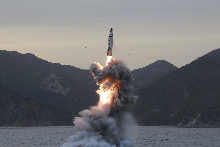 La Corea del Nord lancia un nuovo missile © ANSA/EPA