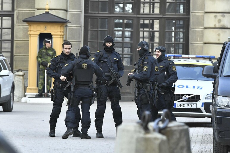 Un 'immagine dei controlli della polizia svedese dopo l 'attentato a Stoccolma © ANSA/EPA