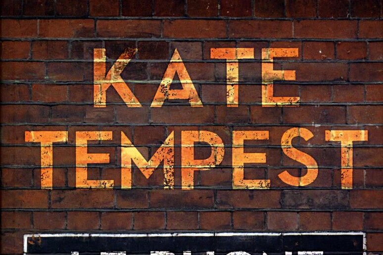 La copertina di  'Le buone intenzioni ' di Kate Tempest - RIPRODUZIONE RISERVATA