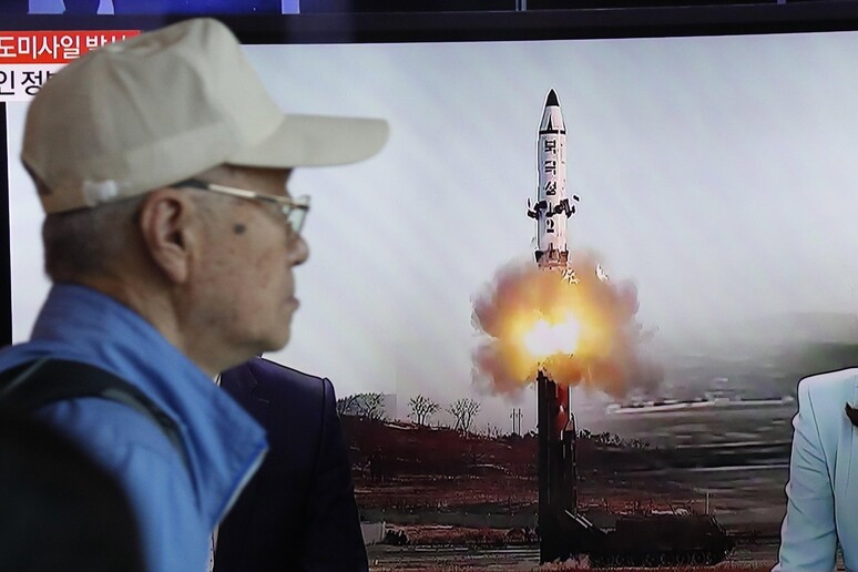 Lancio di un missile balistico nordcoreano © ANSA/EPA
