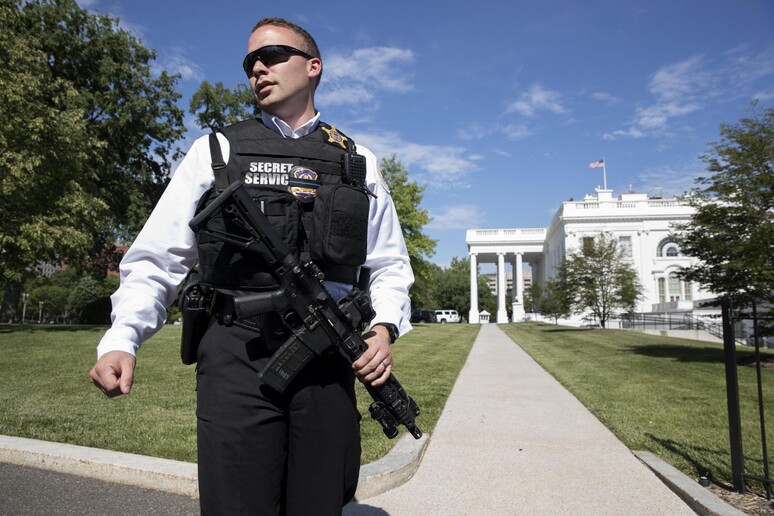 Uomo scavalca recinzione Casa Bianca, fermato © ANSA/EPA