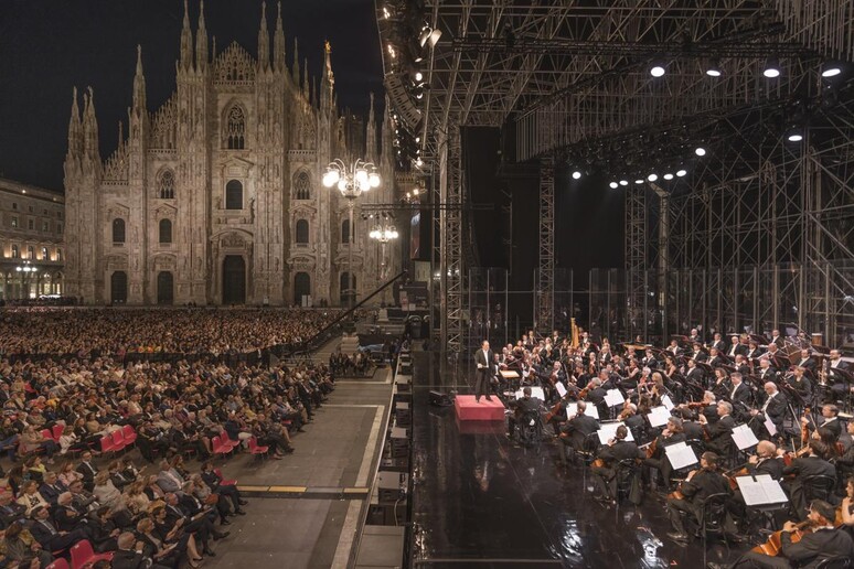 La Filarmonica della Scala in piazza Duomo a Milano - RIPRODUZIONE RISERVATA
