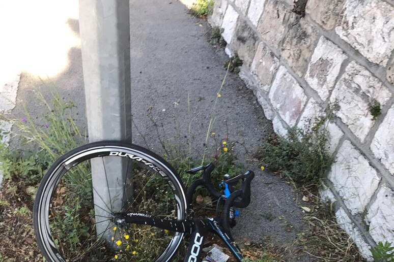 La foto della bicicletta distrutta di Chris Froome, investito da un 'auto in allenamento, - RIPRODUZIONE RISERVATA