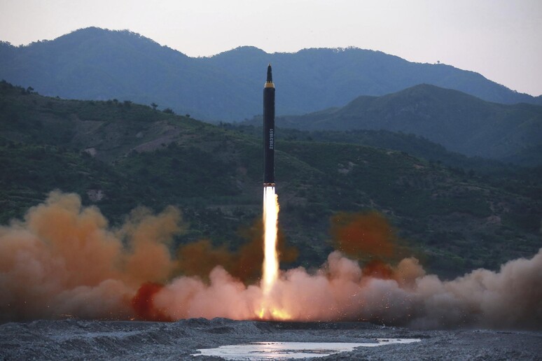 Foto d 'archivio di un missile lanciato dalla Corea del Nord - RIPRODUZIONE RISERVATA