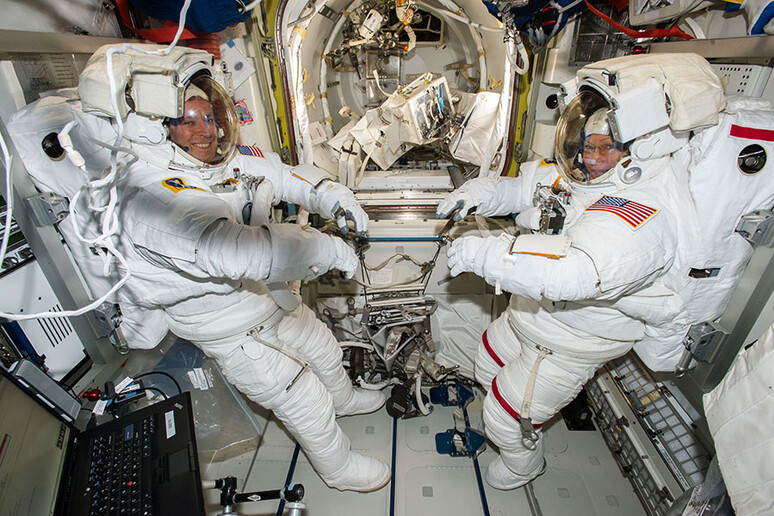 Gli astronauti Jack Fischer (a sinistra) e Peggy Whitson protagonisti di una nuova passeggiata spaziale (fonte: NASA TV) - RIPRODUZIONE RISERVATA
