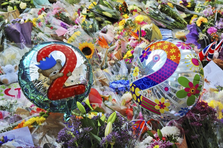 Il tributo alle vittime della Manchester Arena © ANSA/AP