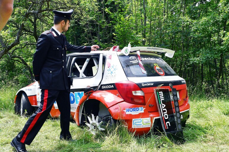 I rilievi dei Carabinieri sul luogo della tragedia - RIPRODUZIONE RISERVATA