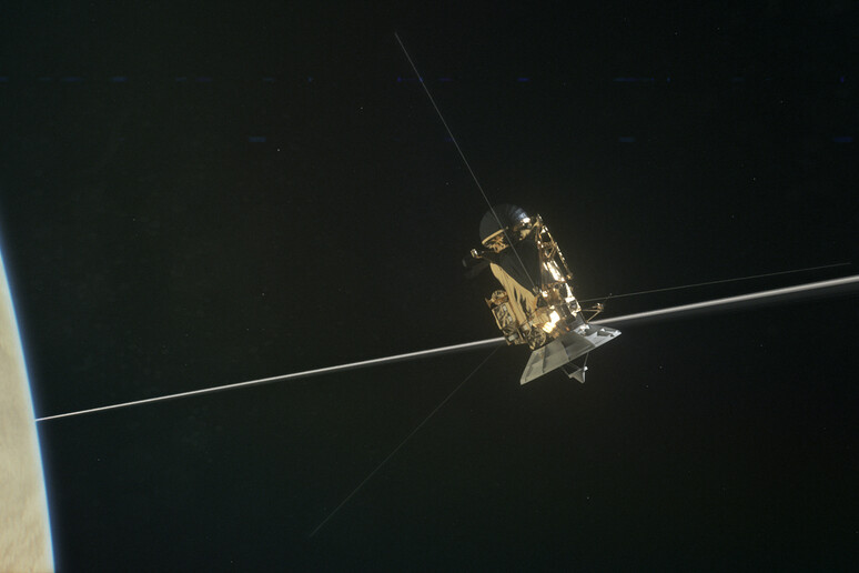 Rappresentazione artistica della sonda Cassini nello spazio che separa Saturno dai suoi anelli (fonte: NASA/JPL- Caltech) - RIPRODUZIONE RISERVATA
