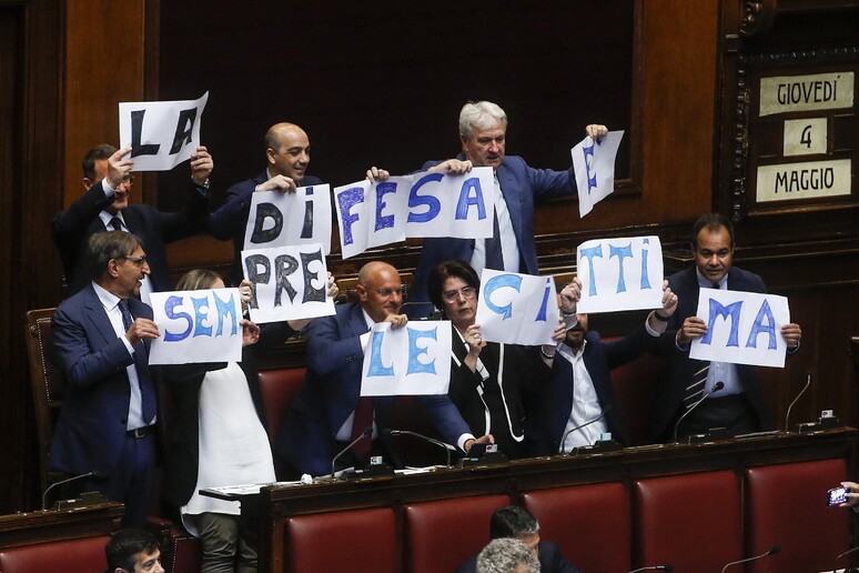 La protesta di Fratelli d 'Italia in Aula alla Camera - RIPRODUZIONE RISERVATA