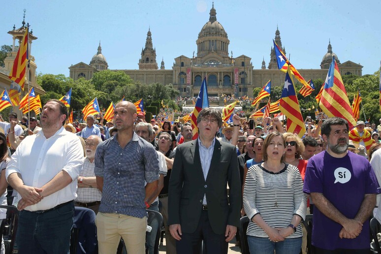 Manifestazione indipendentista a Barcellona, con Puigdemont e vari vip catalani - RIPRODUZIONE RISERVATA