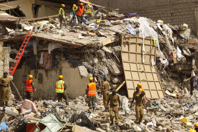 Crolla palazzo a Nairobi, almeno 10 dispersi © ANSA/AP
