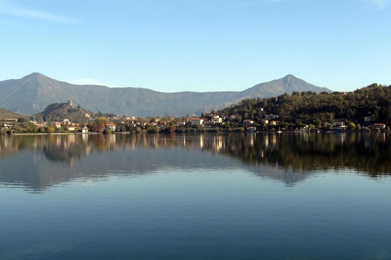 Lago di Avigliana Grande (To) - Piemonte. Immagine d 'archivio - RIPRODUZIONE RISERVATA