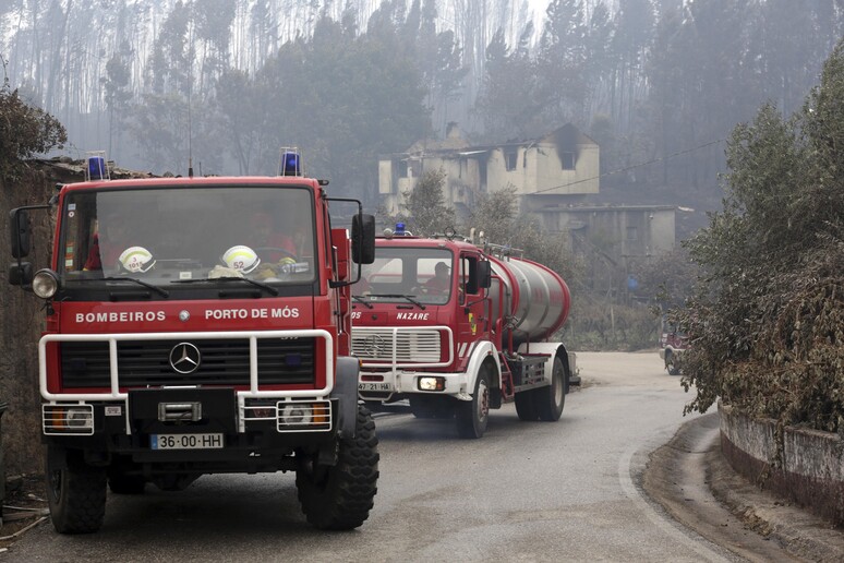 Portogallo: le fiamme ancora avanzano © ANSA/AP