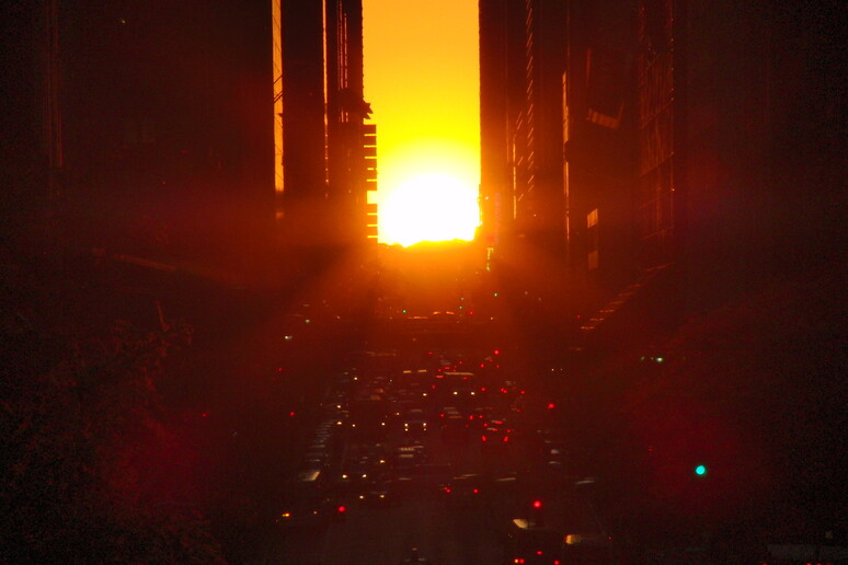 Il solstizio d 'estate a Manhattan (fonte: Dave Kliman, Flickr) - RIPRODUZIONE RISERVATA